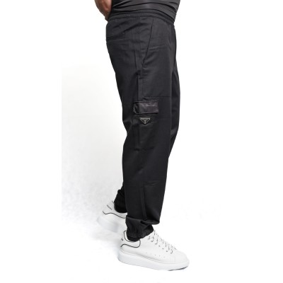 Pantalone nero con placca logo Prada